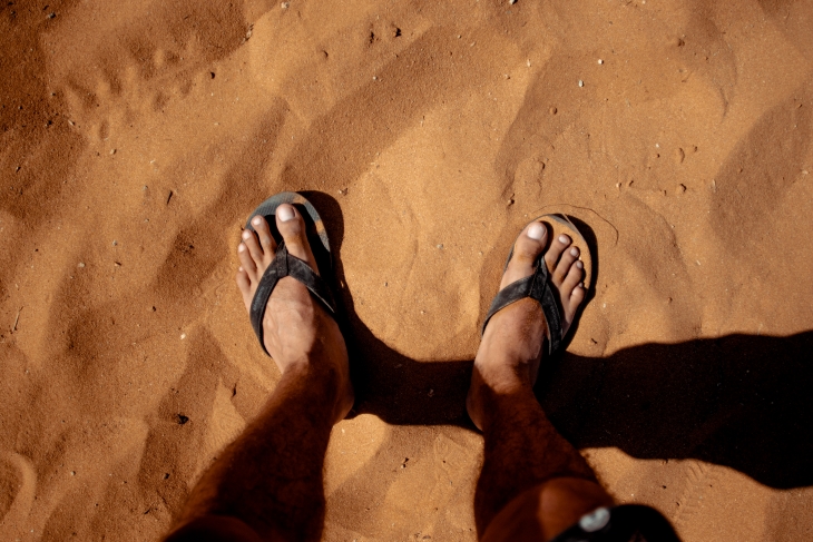 Pakai alas kaki terbuka saat musim panas (Foto: Pexels/Luis Quintero)