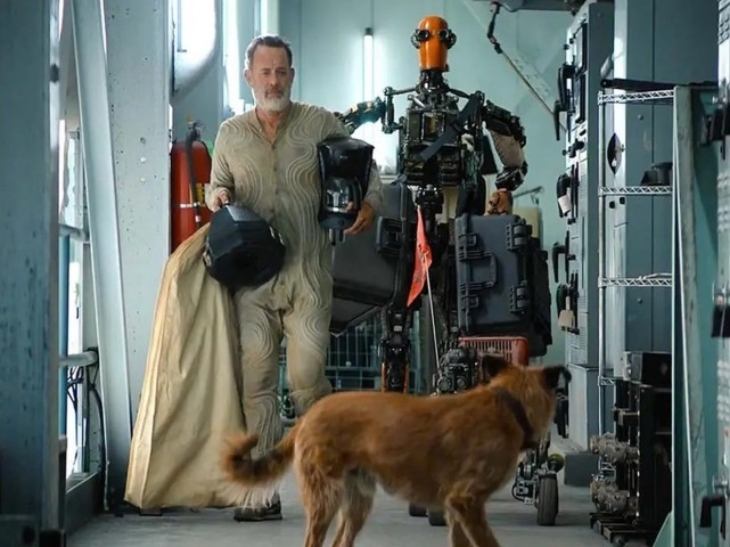 Hanks tengah mempromosikan film barunya 'Finch', film drama fiksi ilmiah pasca-apokaliptik. (Foto: bostonherald.com)