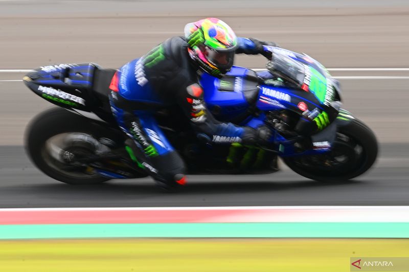 Pembalap Monster Energy Yamaha Franco Morbidelli memacu sepeda motornya saat sesi tes pramusim MotoGP 2022 di Pertamina Mandalika International Street Circuit, Lombok Tengah, NTB, Jumat (11/2/2022). ANTARA FOTO/Andika Wahyu/rwa