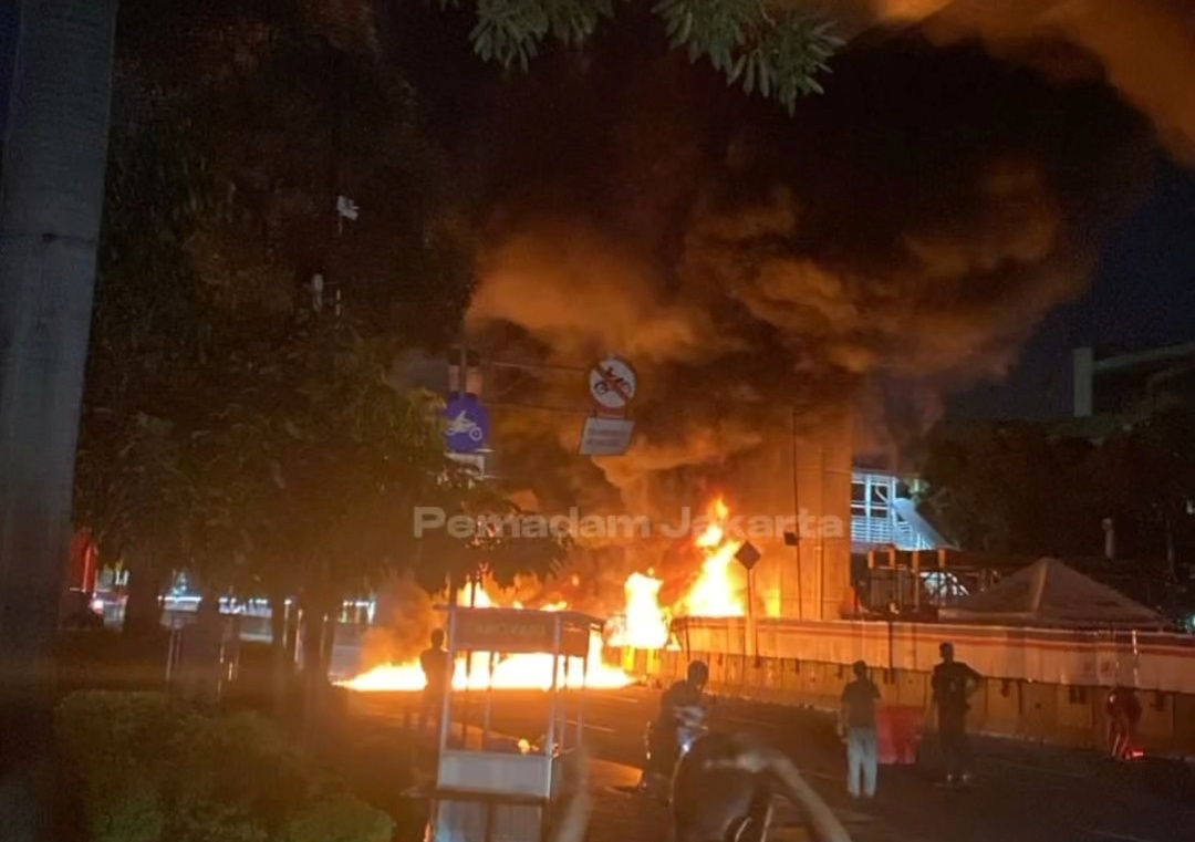 Kebakaran Proyek LRT Rawamangun Dipicu Tumpukan Solar Tersambar Arus Pendek