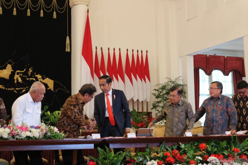 Presiden Joko Widodo didampingi Wakil Presiden Jusuf Kalla dan para menteri kabinet serta Gubenur DKI Jakarta dan Gubenur Kalimantan Timur menyampaikan pernyataan di Istana Negara Jakarta, Senin (26/8) (Desca Lidya Natalia)