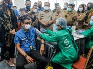 Sandiaga Uno Bersama Pelaku Usaha Ekonomi Kreatif Menerima Vaksin Astrazeneca