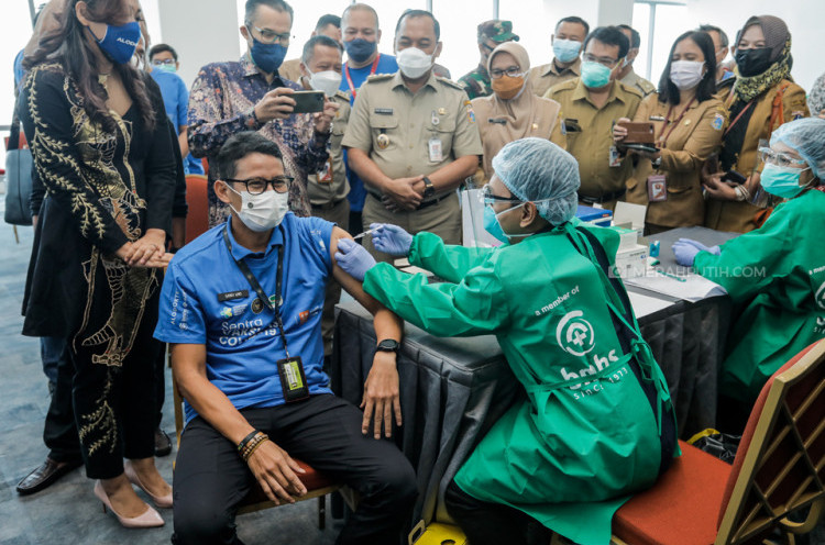 Sandiaga Uno Bersama Pelaku Usaha Ekonomi Kreatif Menerima Vaksin Astrazeneca