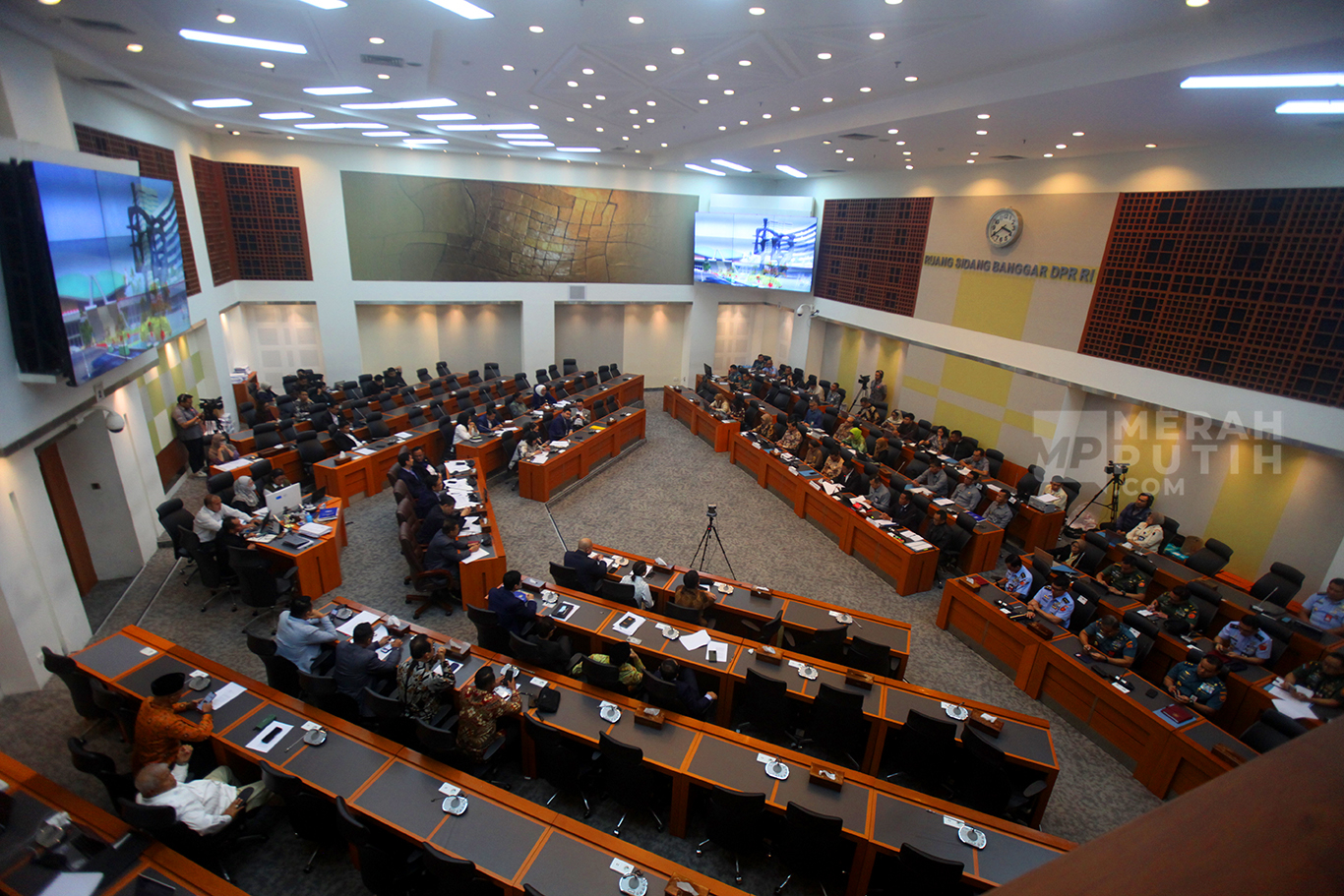 Suasana rapat persetujuan tingkat I RUU TNI di Kompleks Parlemen, Senayan, Jakarta, Selasa (18/3/2025).