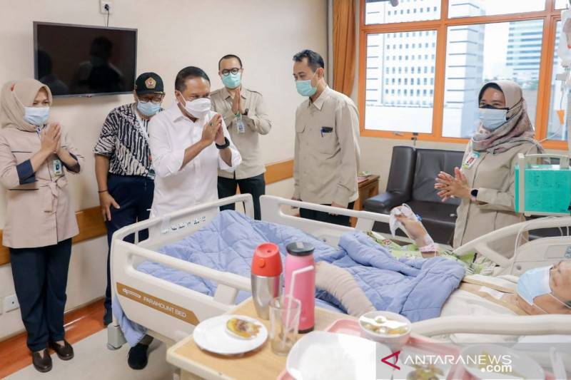 Menpora Zainudin Amali menjenguk legenda bulu tangkis Indonesia Verawaty Fajrin yang tengah menjalani pengobatan kanker paru-paru di Rumah Sakit Kanker Dharmais, Jakarta, Senin (20/9/2021). ANTARA/HO-Kemenpora