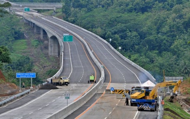 Jokowi Naik Helikopter Resmikan Tol Trans-Sumatera