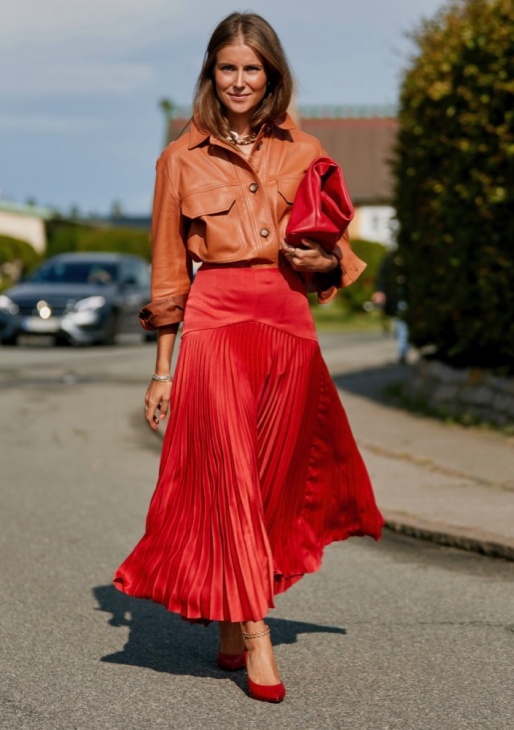 Camel Jacket Red Pleated Skirt. (Foto The Fashion Spot) 