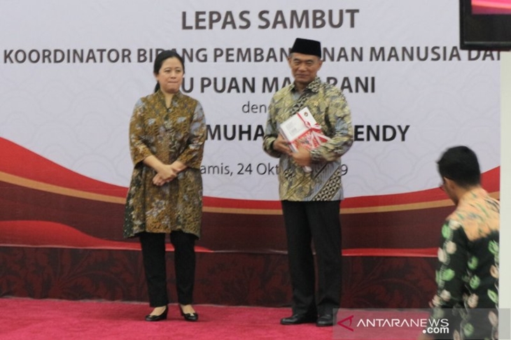 Ketua DPR Puan Maharani (kiri) dan Menteri Koordinator Bidang Pembangunan Manusia dan Kebudayaan Muhadjir Effendy (kanan) dalam acara lepas sambut Menteri Koordinator Bidang PMK di Kantor Kemenko PMK, Jakarta, Kamis (24/10/2019). (ANTARA/Anom Prihantoro)