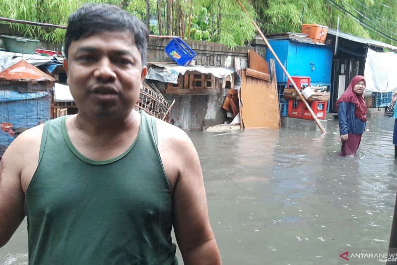 Banjir setinggi satu meter juga melanda kawasan permukiman warga Kampung Duku Rukun Tetangga (RT) 06 RW 02 Kebayoran Lama Utara, Kebayoran Lama, Jakarta Selatan pada Minggu, (7/11/2021). ANTARA/Sihol Hasugian