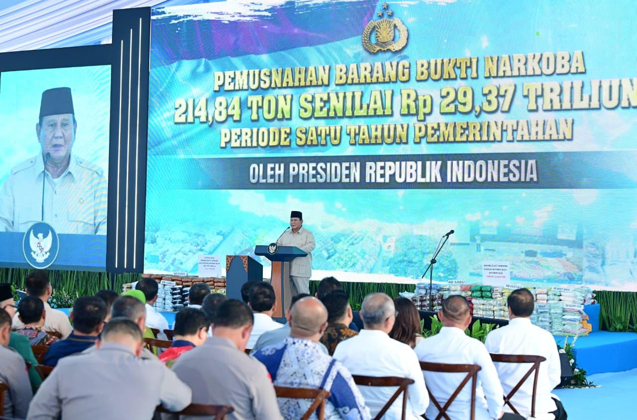 Presiden Prabowo Subianto memberikan pidato saat pemusnahan narkoba di Lapangan Bhayangkara, Mabes Polri, Jakarta, Rabu (29/10/2025).