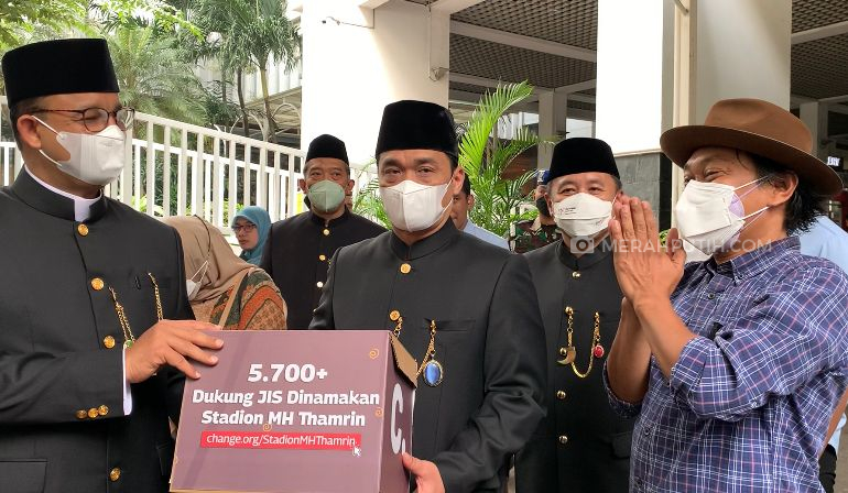  Kado HUT ke-495  DKI, Anies Dicegat dan Dihadiahi Petisi Pergantian Nama JIS