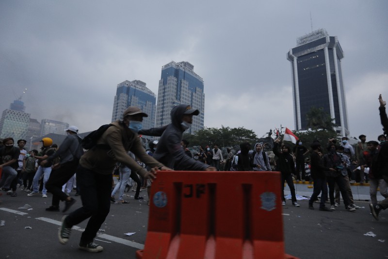Sejumlah massa aksi menggelar unjuk rasa untuk menolak Undang-undang Cipta Kerja yang disahkan DPR RI di jalan Merdeka Barat, Jakarta, Selasa, 20/10/2020). Merahputih.com/Rizki Fitrianto