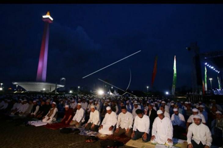 Jemaah Munajat 212 melaksanakan Shalat Magrib di Monas, Jakarta, Kamis (21/2/2019).