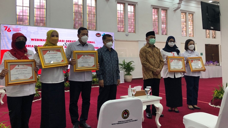 PMI Solo mendapatkan penghargaan dari PMI pusat dan Kemenko PMK terkait penyediaan plasma konvalesen, Rabu (22/9). (MP/PMI Solo)