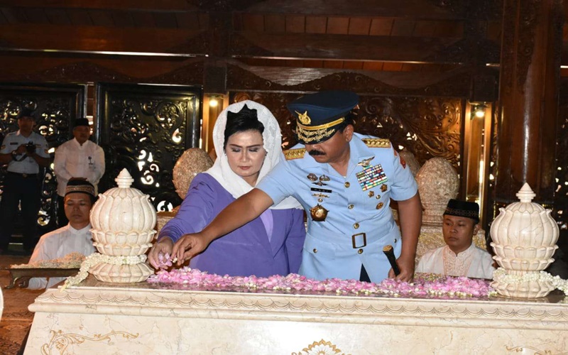 Panglima TNI Marsekal Hadi Tjahjanto di Makam Presiden Soeharto di Astana Giribangun