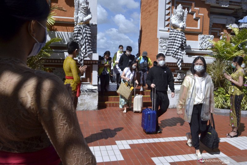 Penumpang tiba di Bandara Bali. (Foto: Antara).