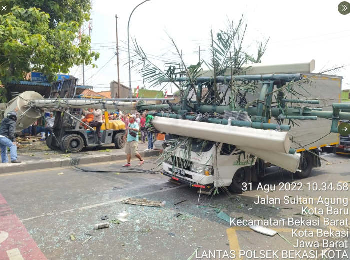 Kecelakaan Maut di Bekasi, Truk Trailer Tabrak Tower BTS