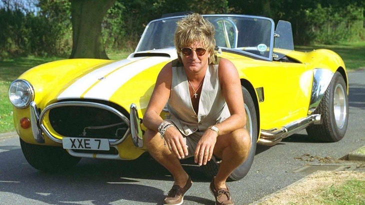 Rod Stewart Janji Bantu Biaya Medis Penggemar dengan Penyakit Langka