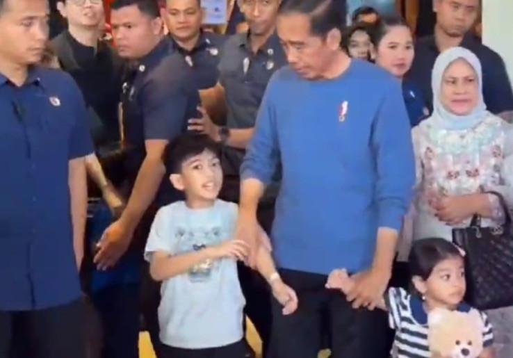 Libur Hari Nyepi, Jokowi dan Iriana Ajak Kedua Cucunya Main ke Mall