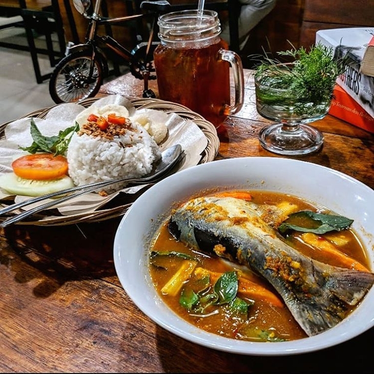 Pindang patin jadi pendamping nasi yang pas. (Foto: instagram.com/pladjoekoffie)