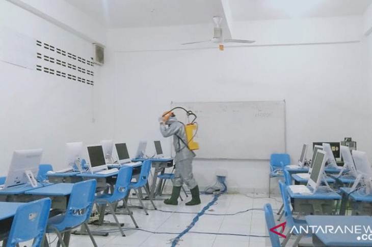 Seorang relawan ACT Cabang NTB menyemprotkan disinfektan di salah satu gedung lembaga pendidikan di Kota Mataram, untuk mencegah penyebaran virus corona. (ANTARA/Awaludin)