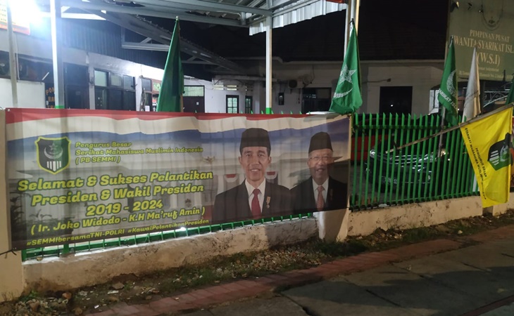 Spanduk ucapan selamat kepada Jokowi-Ma'ruf