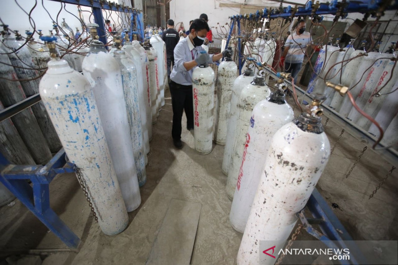 Petugas melakukan isi ulang tabung oksigen di Aneka Gas Industri Filling Station Oxygen, Jalan Industri, Kota Bandung, Jawa Barat, Rabu (7/7/2021). ANTARA/HO-Humas Pemkot Bandung.