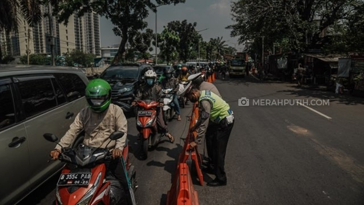 Penyekatan di hari pertama PPKM Darurat, wilayah Kalideres, Jakarta Barat, Sabtu (3/7). (Foto: MP/Rizki Fitrianto)