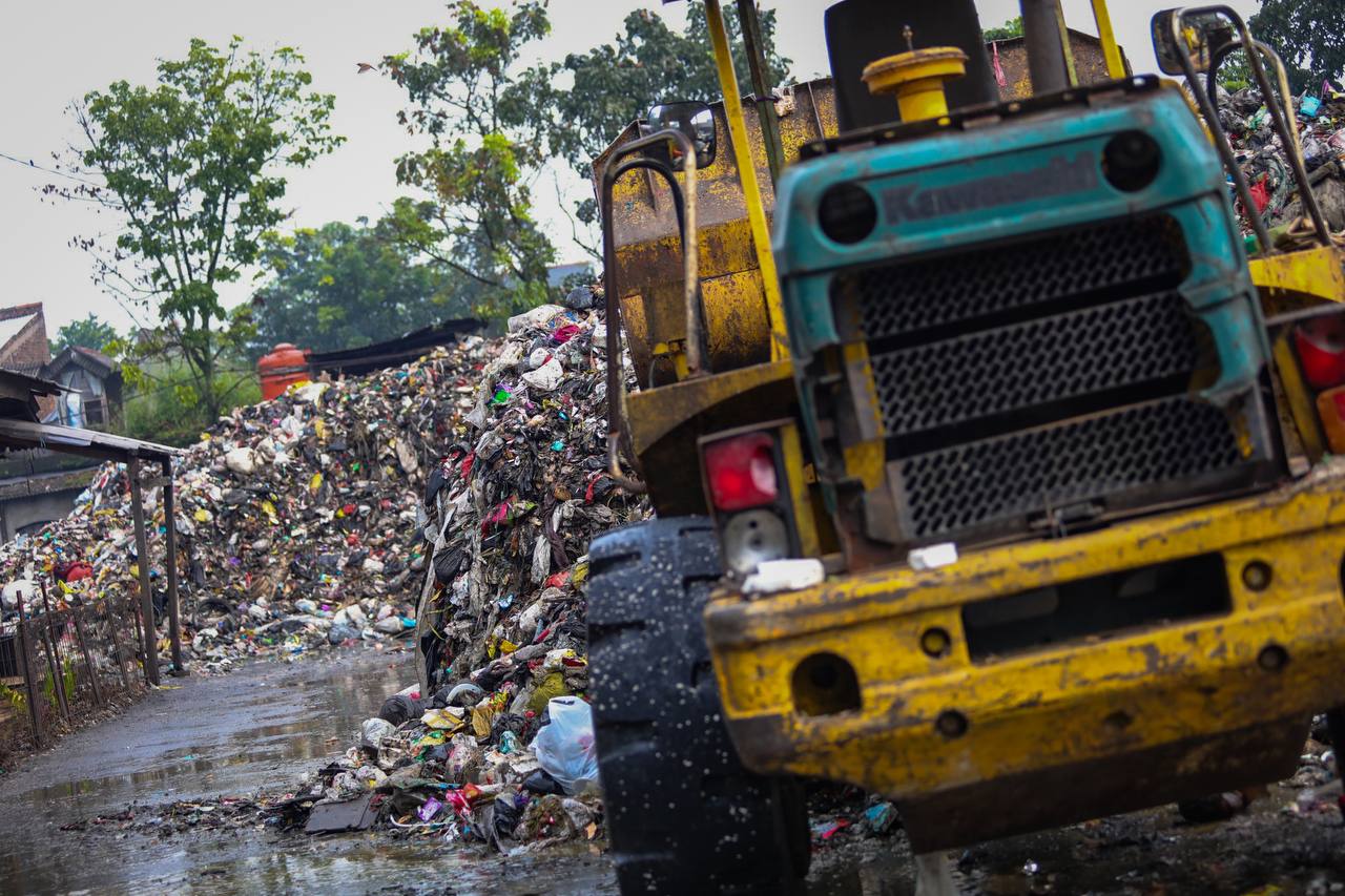 Pemkot Bandung Siram Minyak Sereh Atasi Bau Akibat Tumpukan Sampah di TPS