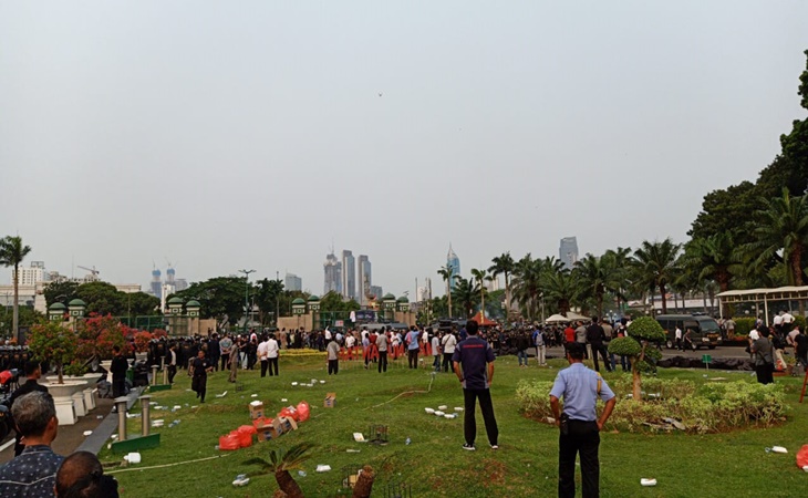 Para awak media yang meliput aksi massa mulai diamankan ke dalam gedung DPR