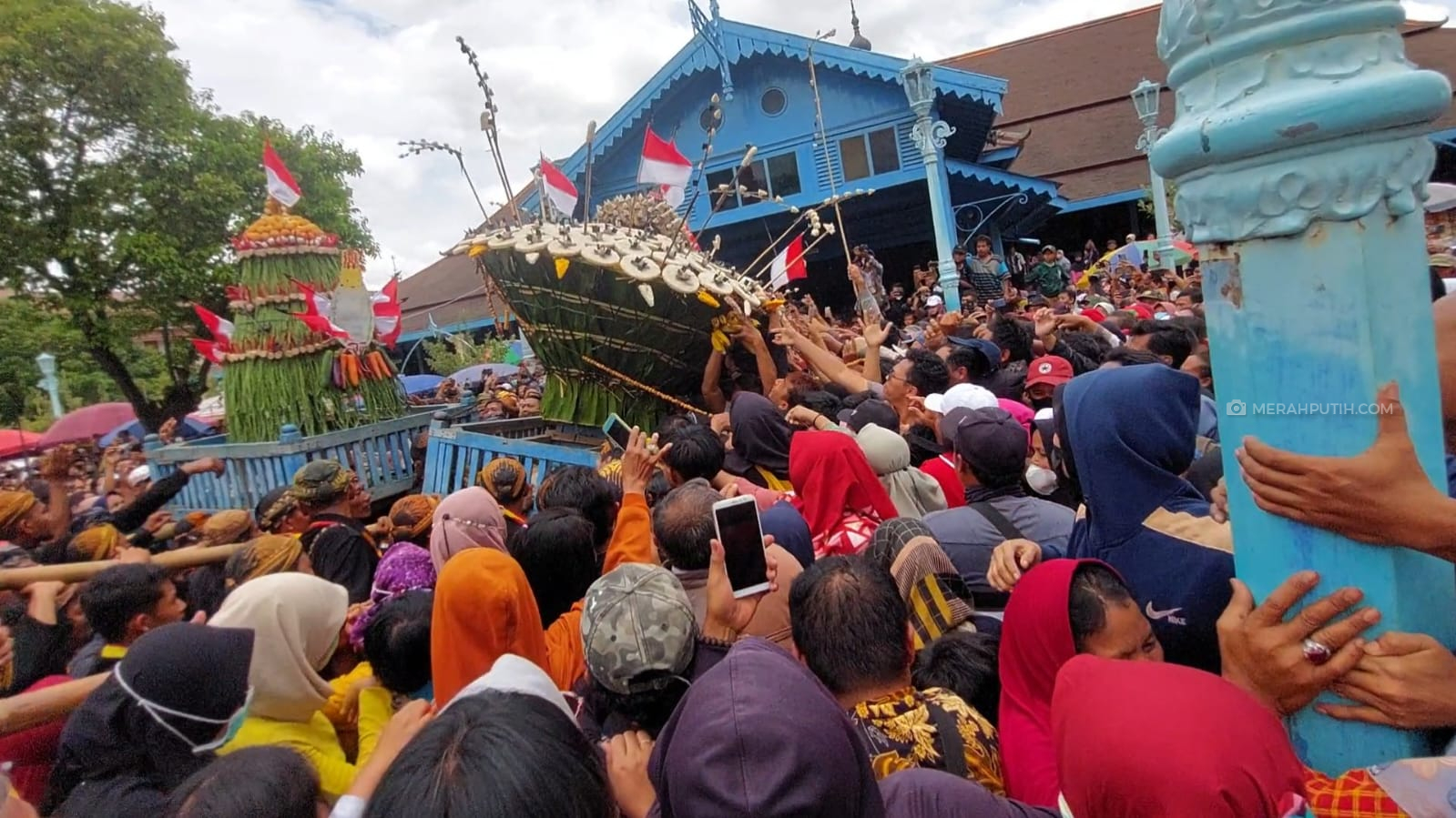 Grebeg Maulud Keraton Surakarta, Ribuan Warga Berebut 2 Gunungan