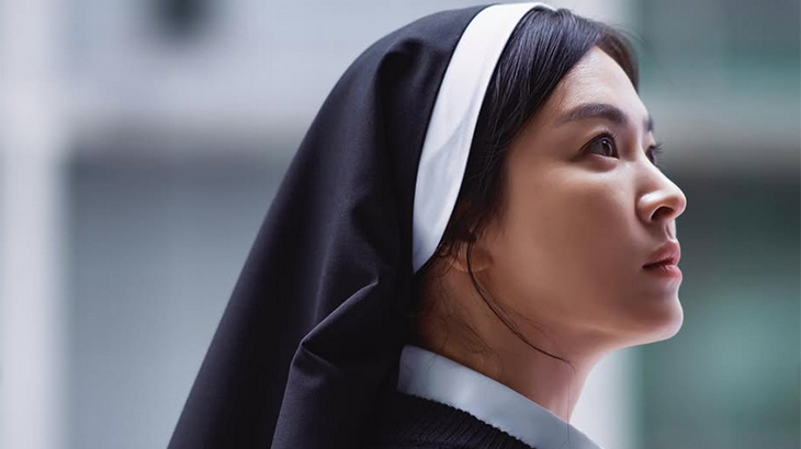 Berperan untuk Adegan Eksorsisme di ‘Dark Nuns’, Song Hye-kyo Ngaku Rasakan Tubuh Kaku Kayak Kerasukan