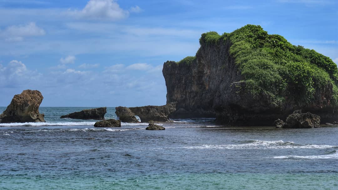 Beberap akarang besar menghiasi Pantai Ngandong (Instagram/objekwisatagunungkidul)
