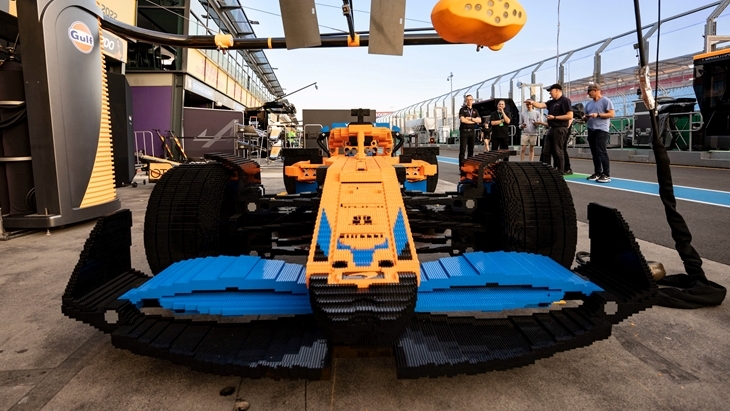 Penampakan Mobil F1 McLaren Ukuran Original Terbuat dari LEGO