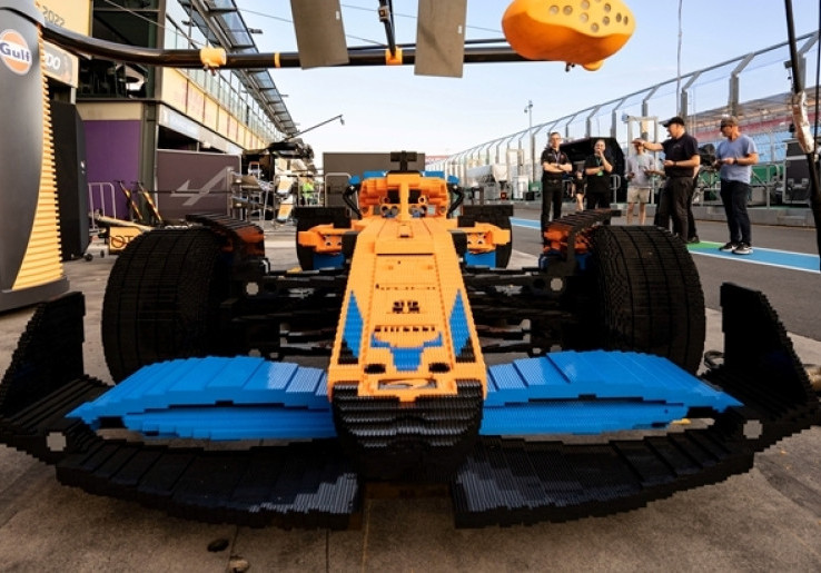 Penampakan Mobil F1 McLaren Ukuran Original Terbuat dari LEGO