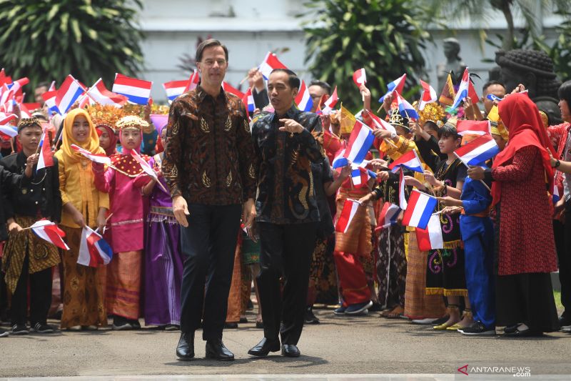 PM Belanda Mark Rutte (kiri) dan Presiden Joko Widodo (kanan) berbincang sebelum pertemuan di Istana Bogor, Jawa Barat, Senin (7/10/2019). ANTARA FOTO/Akbar Nugroho Gumay/foc.