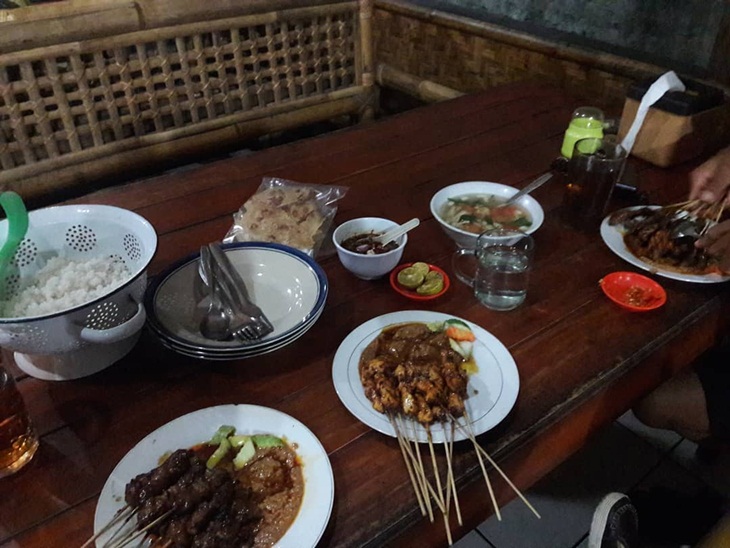 Sate Galunggung dengan disajikan nasi. (Foto: instagram.com/anggraklorenciia21)
