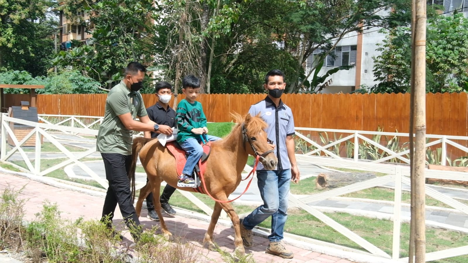 Ethes Naik Kuda Poni dan Kasih Makan Ular saat Diajak Jokowi ke Solo Safari