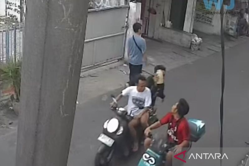 Viral! Seorang Pria Diduga Jadi Korban Penyiraman Air Keras di Jakarta Barat