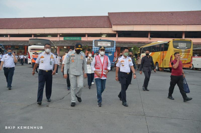 Menteri Perhubungan Budi Karya Sumadi saat melakukan inspeksi ke Terminal Tipe A Kampung Rambutan, Jakarta Timur, pada Minggu (17/4). (Kemenhub)