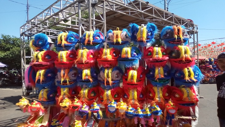 PKL mainan miniatur barongsai memadati Jalan Urip Sumoharjo kawasan Pasar Gede, Kelurahan Sudiroprajan, Kecamatan Jebres, Solo, Jawa Tengah, Minggu (19/1). (MP/Ismail)