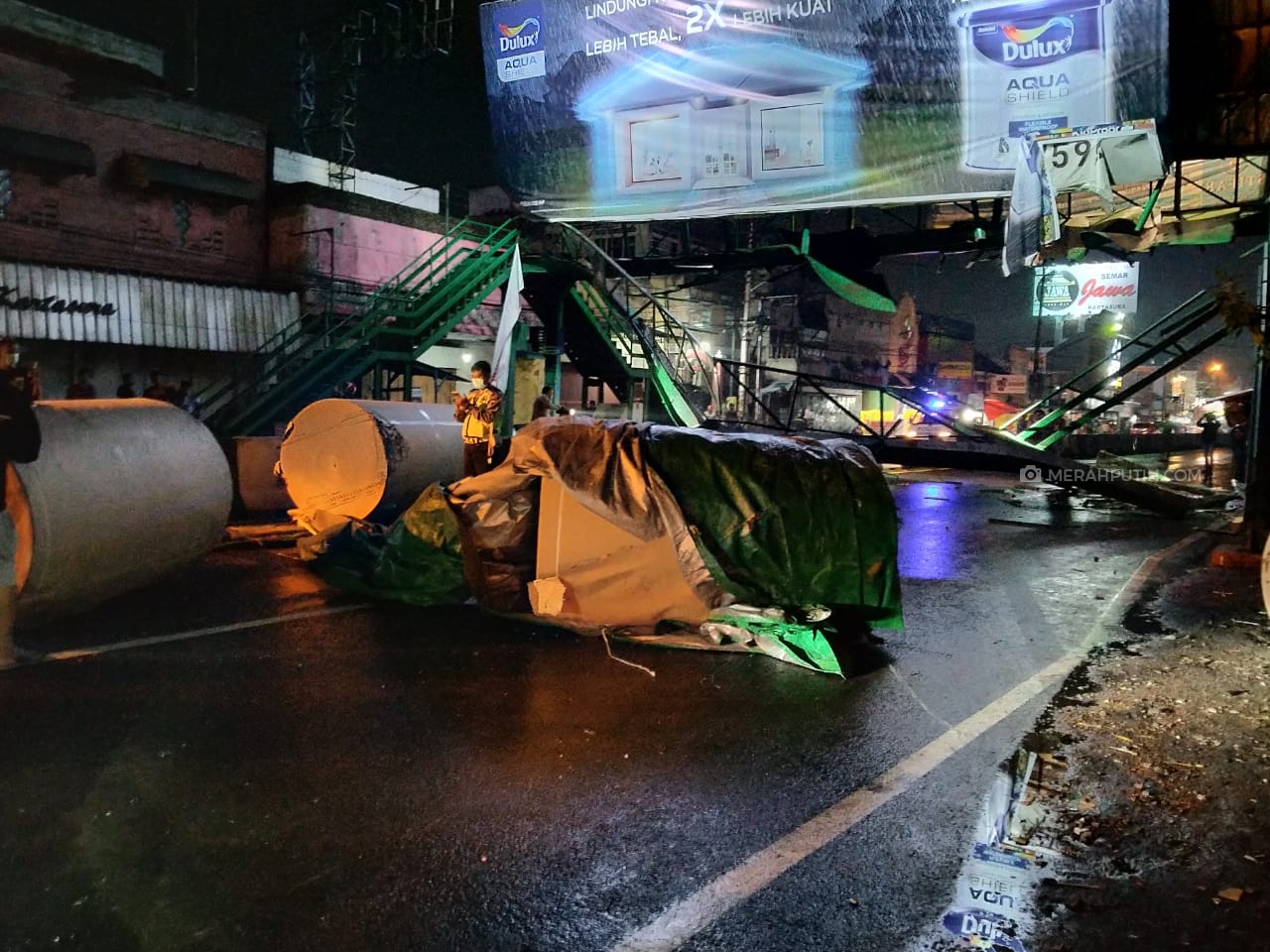 JPO di Sukoharjo Ambruk Ditabrak Truk Kontainer, Akses Jalan Solo-Semarang Terputus