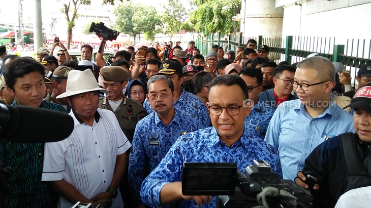 Haji Lulung (kiri-bertopi) saat bersama Gubernur Anies Baswedan saat meninjau Pasar Tanah Abang. (MP/Asropih Opih)