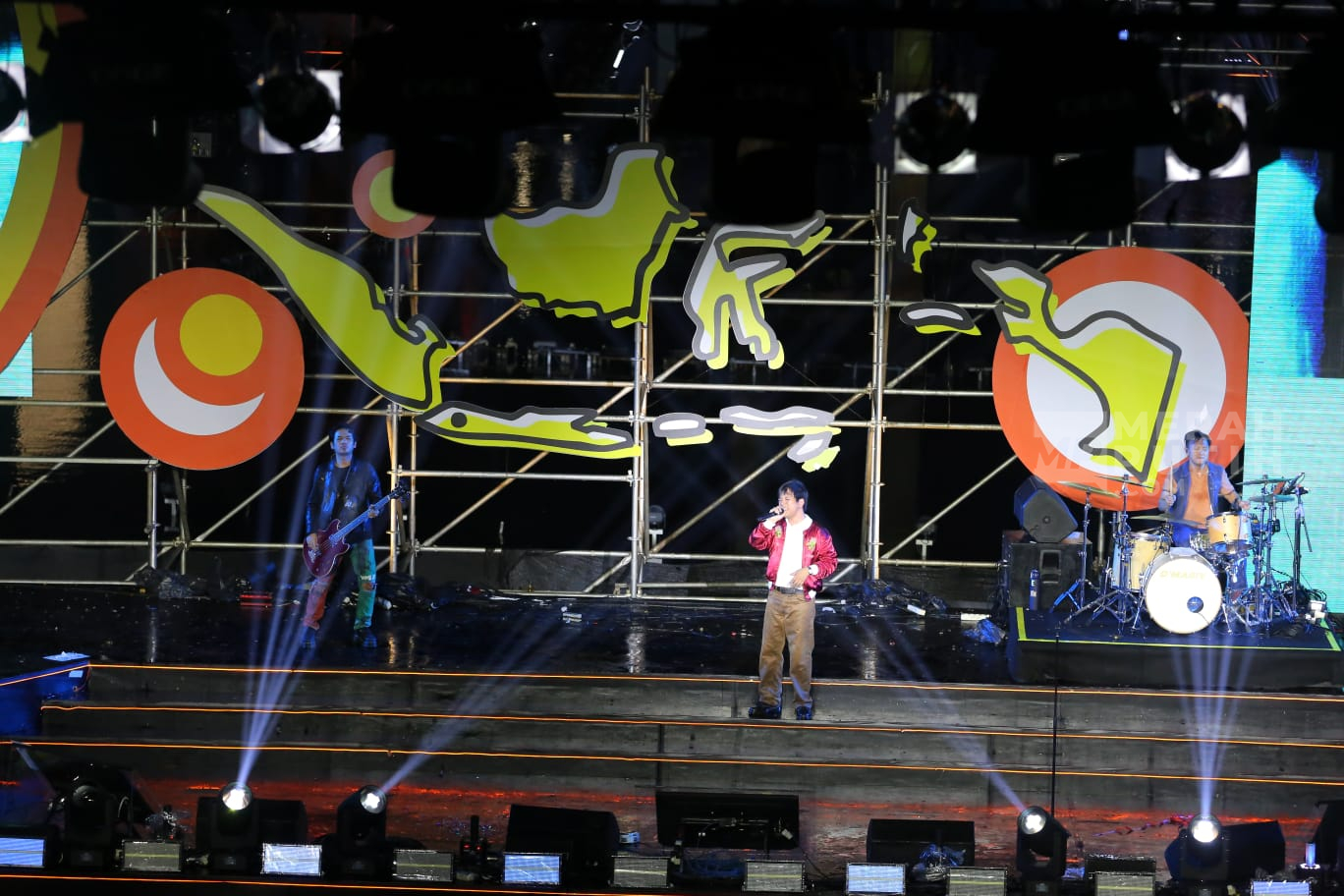 Aksi d'Masiv Gebrak Panggung Hiburan Malam Pergantian Tahun Baru 2026 di Bundaran HI Jakarta