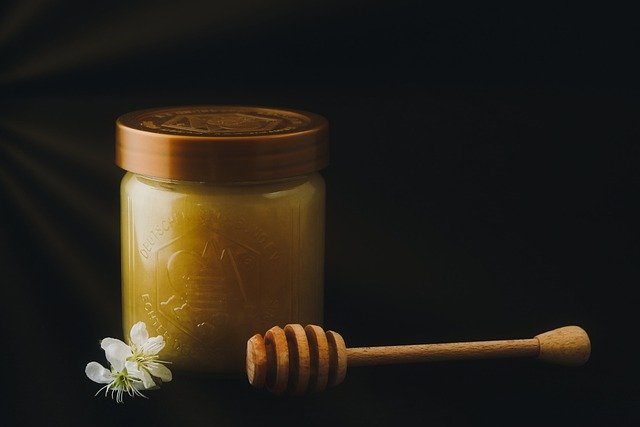 Madu membantu meredakan peradangan. (Foto: Pixabay/Lolame)