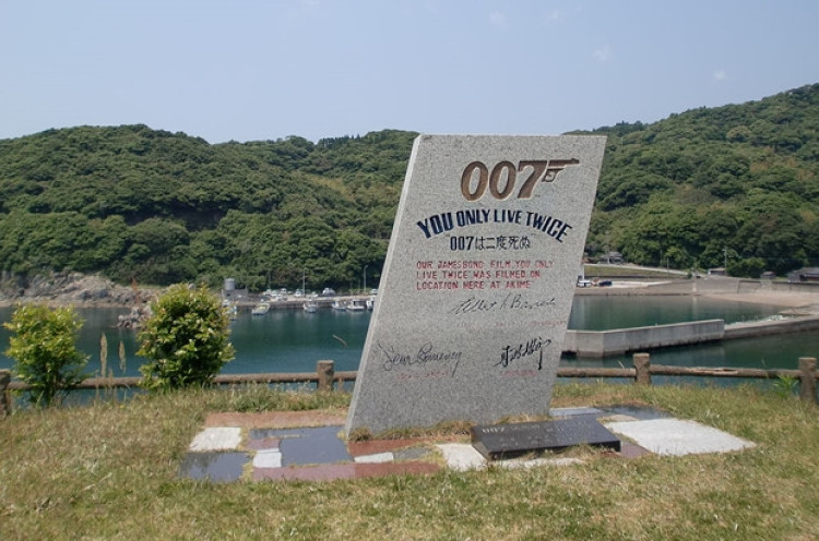 Gunung 'James Bond' di Jepang Meletus
