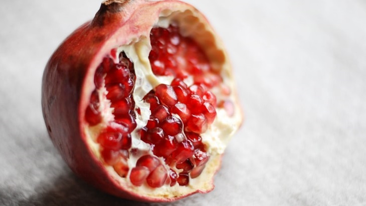 Mau Awet Muda dan Tetap Cantik? Cegah Penuaan Dini dengan Buah Delima