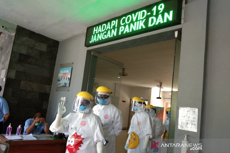Tenaga kesehatan Dinkes Bantul khusus menangani kasus COVID-19 (Foto ANTARA/Hery Sidik)