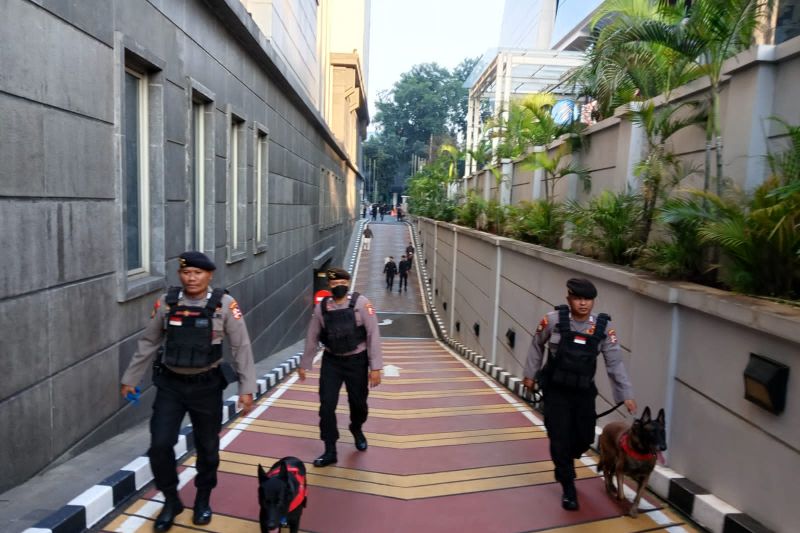 10 Ekor Satwa K-9 Lengkap dengan Pawangnya Ikut Amankan Gedung MK