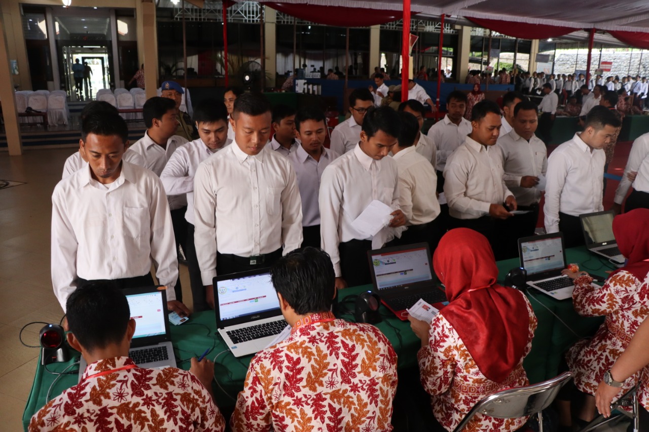 Ratusan CPNS Pemkot Solo mengikuti ujian berbasis computer di UNS Surakarta, Jawa Tenngah. (MP/Ismail)